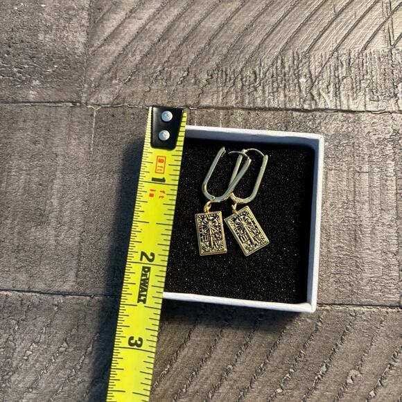 Pura Vida Harry Potter Lumos Earrings Dangling Feminine Magic Core - Picture 3 of 4